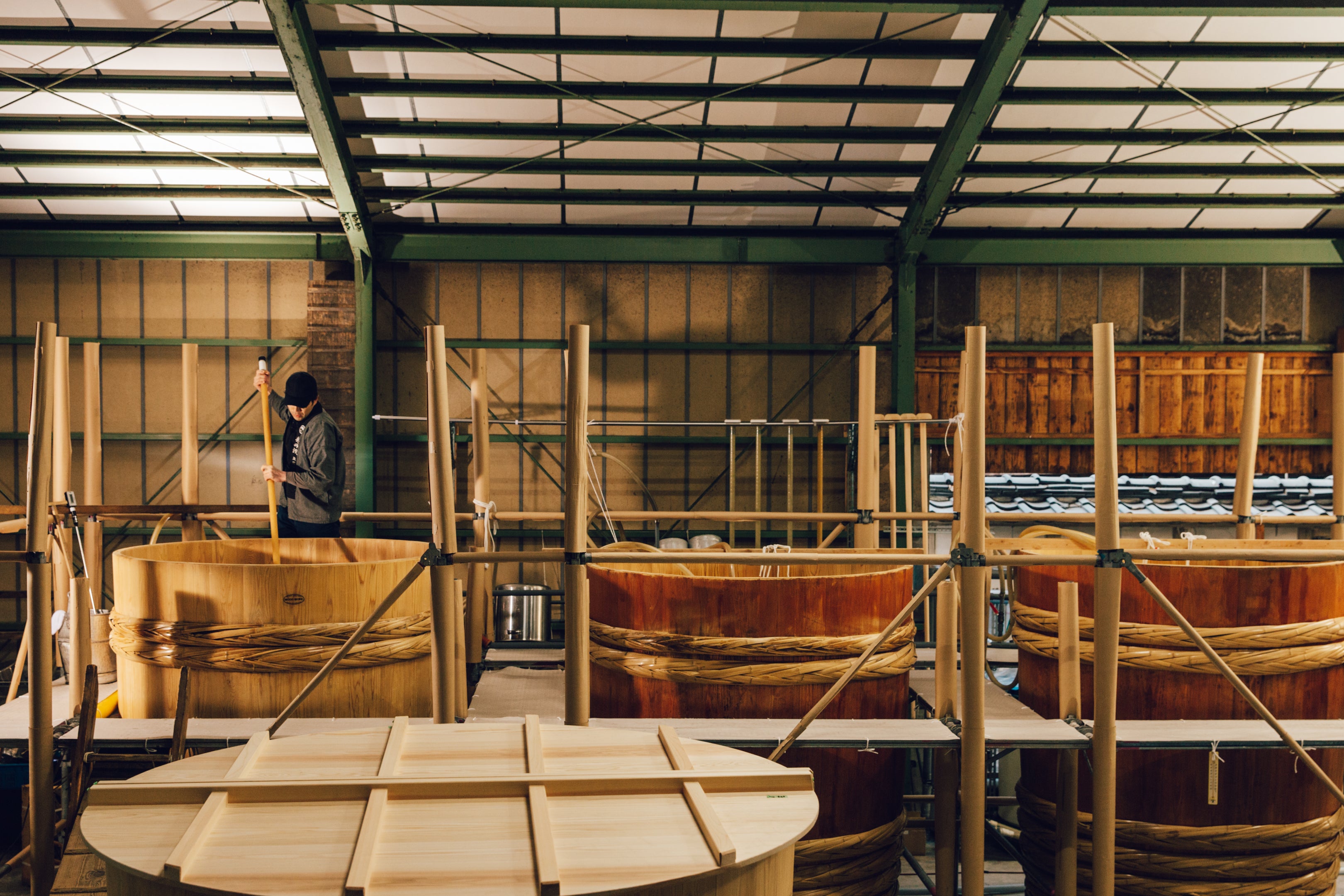 Wooden barrel fermentation, restoration of the tradition | SAKEMARU ...